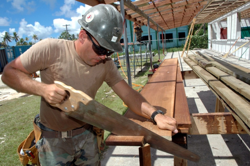 charpentier-BELVEDERE-min_worker_construction_building_carpenter_male_job_build_helmet-893290